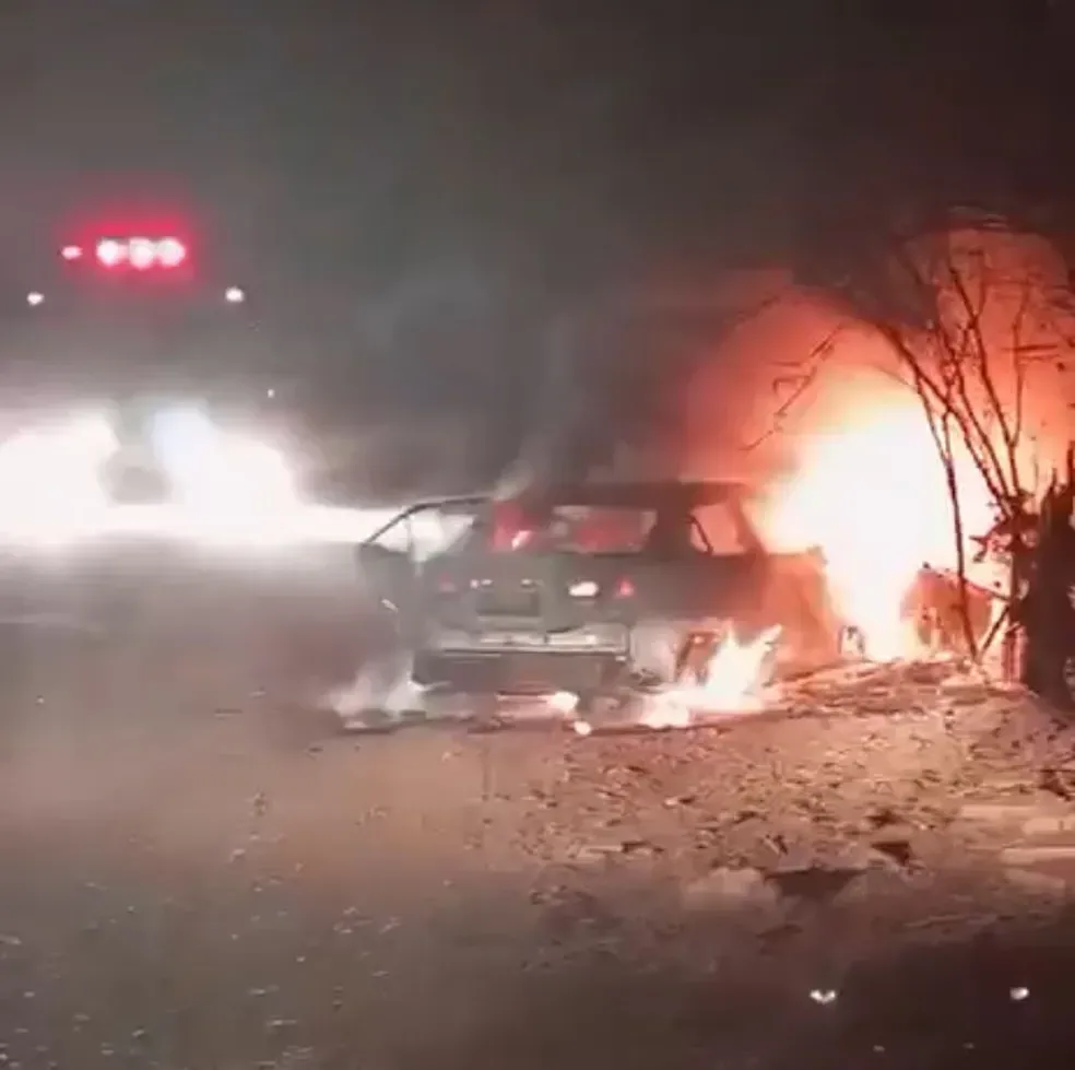 Criminosos assaltam advogado, roubam carro da vítima e incendeiam o veículo minutos depois em Mossoró