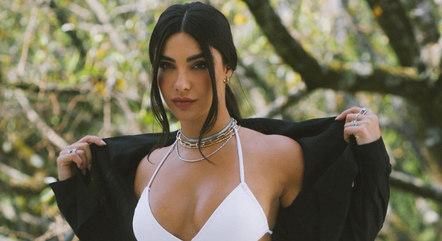 Gabriela Versiani posa de biquíni branco em look ousado