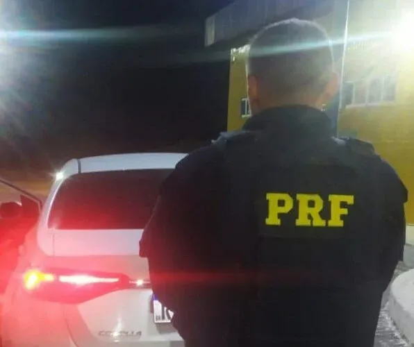 PRF prende motorista conduzindo ônibus escolar com CNH falsa no RN