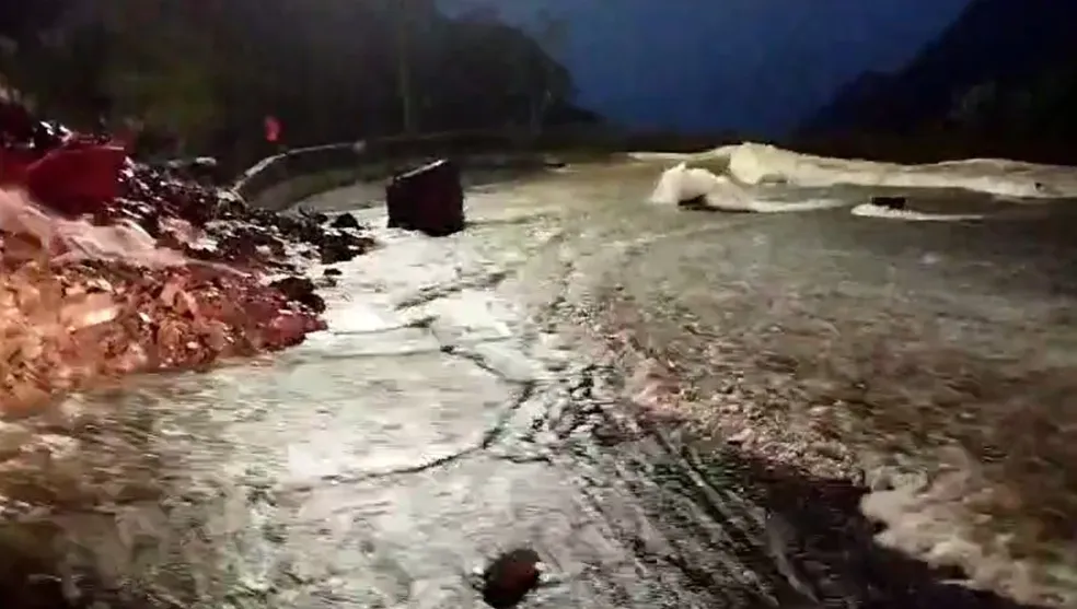 Serra do Rio do Rastro é fechada após 'rio' se formar em rodovia em SC