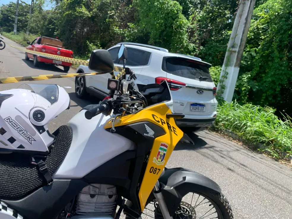 Suspeito de assalto morre após ser atingido por dois carros durante fuga na Grande Natal