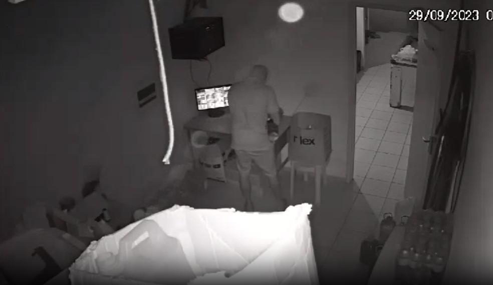 [VÍDEO] Assaltantes invadem motel e levam fantasias erótticas, bebidas e dinheiro, no Ceará