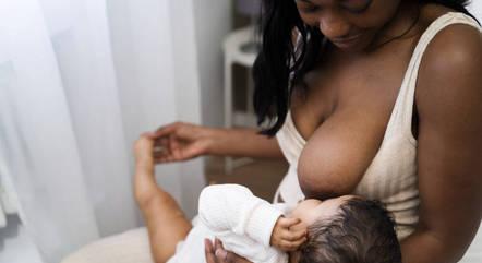 Bebês e gestantes precisam de comidas leves e mais líquido no calor