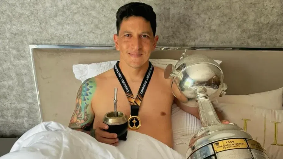 Cano repete Messi e acorda com taça da Libertadores na cama: “Bom dia, América”