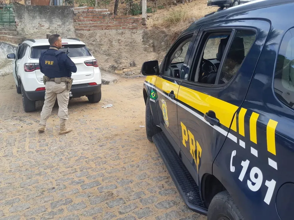 Criminosos fazem arrastão em loja de estofados, levam empresário como refém e fogem após perseguição da PRF