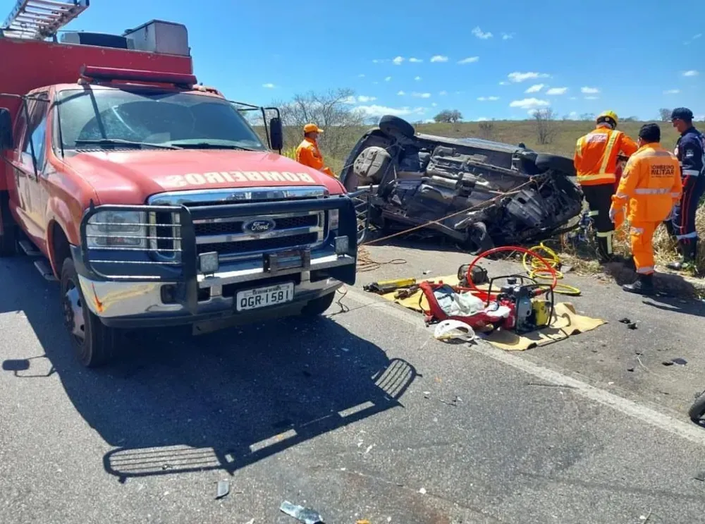 Duas pessoas morrem e três ficam feridas em acidente entre carro e caminhão na BR-304, no interior do RN