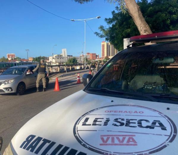 Idoso embriagado é preso em Natal dirigindo veículo funerário