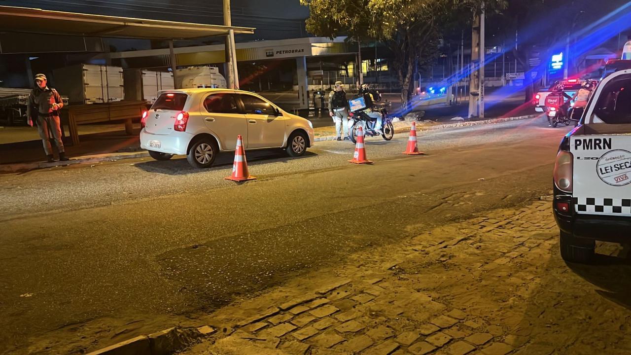 LEI SECA/CPRE CAPTURA FORAGIDO DA JUSTIÇA E REALIZA PRISÃO DE CONDUTORA EMBRIAGADA NA ZONA OESTE DE NATAL