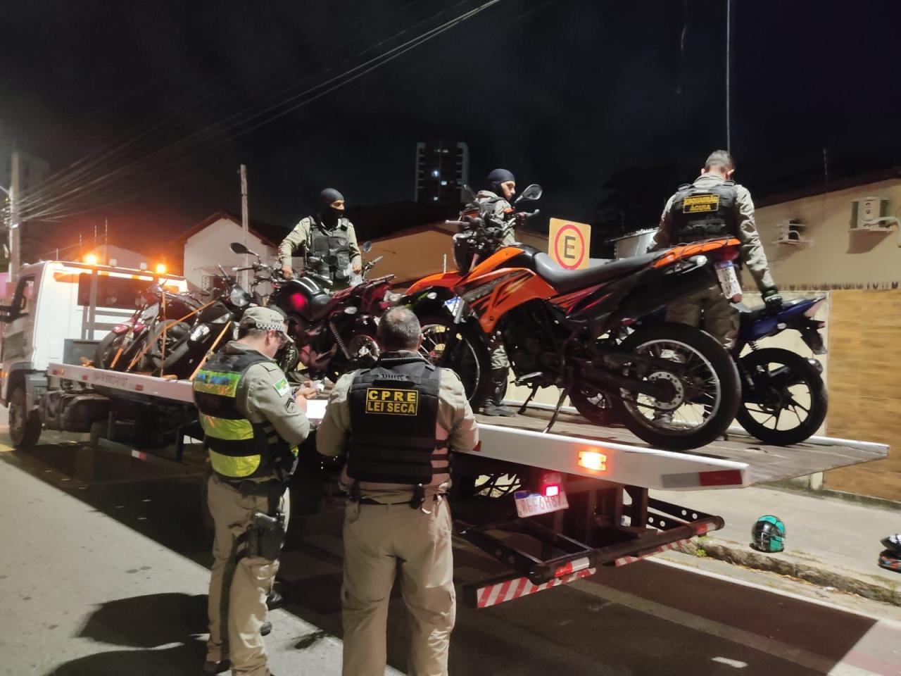 LEI SECA/CPRE FRUSTRA “ ROLEZINHO” E REMOVE MOTOCICLETAS IRREGULARES DURANTE BLITZ NA ZONA LESTE DE NATAL