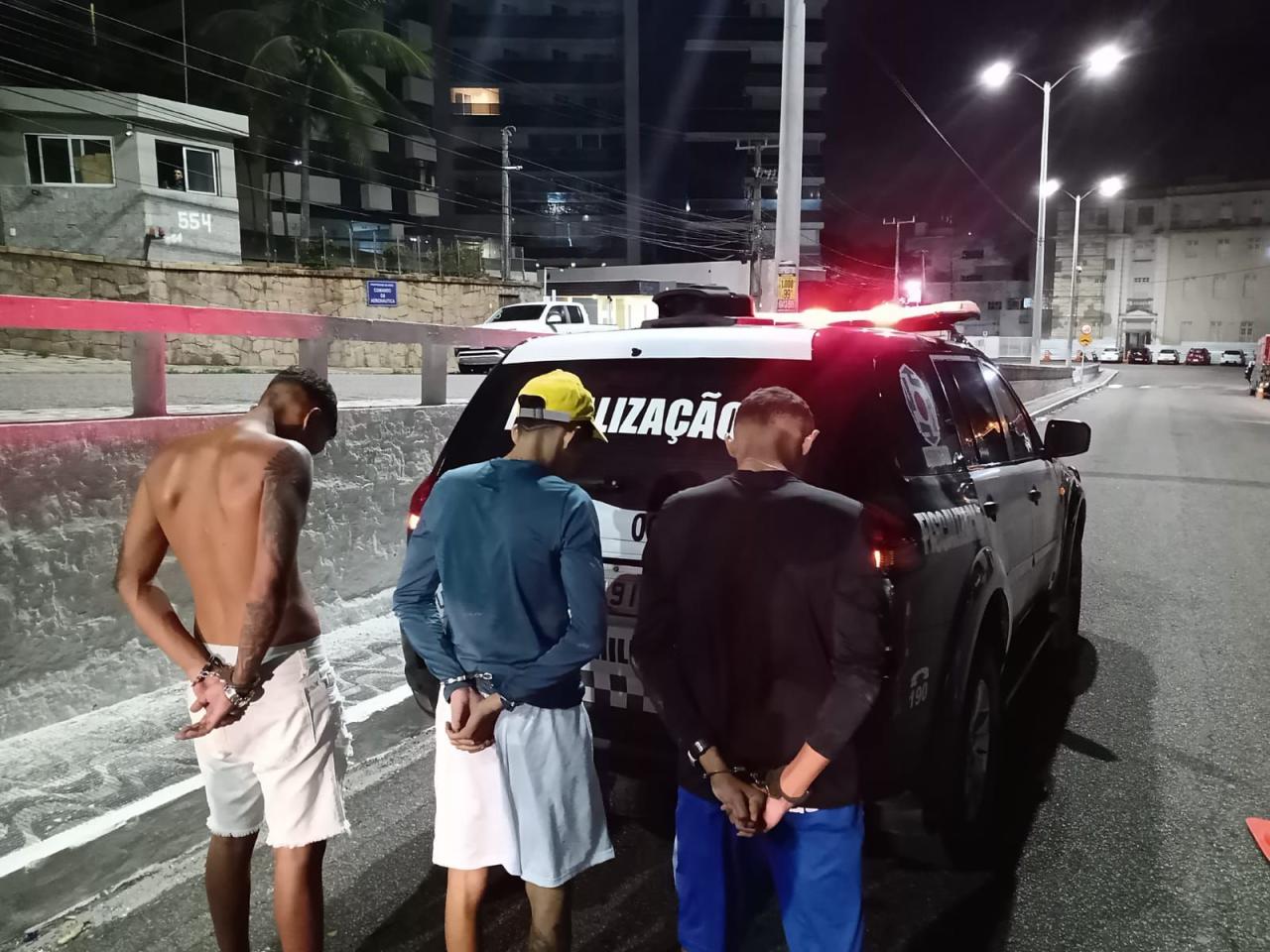 LEI SECA/ CPRE PRENDE TRIO DE POSSE DE DUAS ARMAS DE FOGO E DROGAS DURANTE BLITZ NA ZONA LESTE DE NATAL