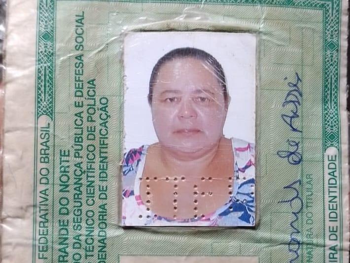 Mulher é morta a tiros no meio da rua na zona Norte de Natal