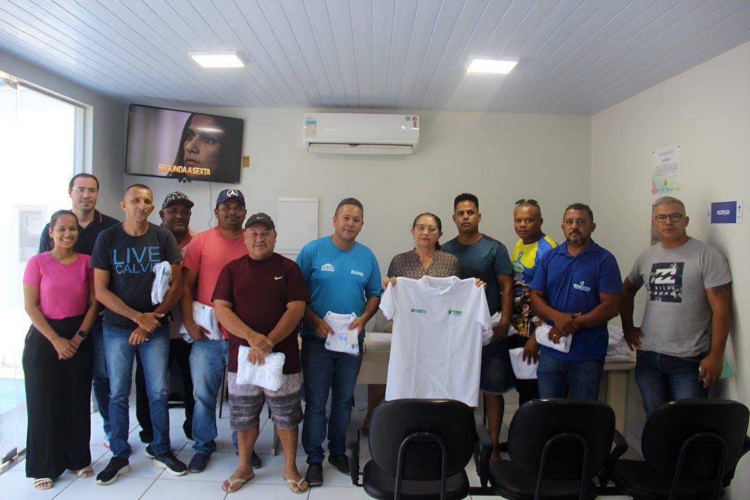 Prefeitura de Senador Georgino Avelino Distribui Novos Uniformes para Motoristas da SMS