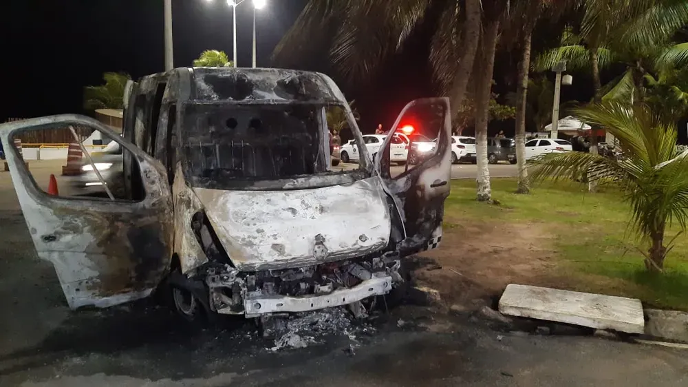 Van da Polícia Militar fica destruída após pegar fogo na Zona Leste de Natal