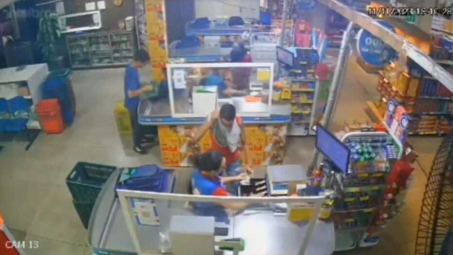 VÍDEO: Bandidos assaltam supermercado e levam dinheiro do caixa no interior do RN