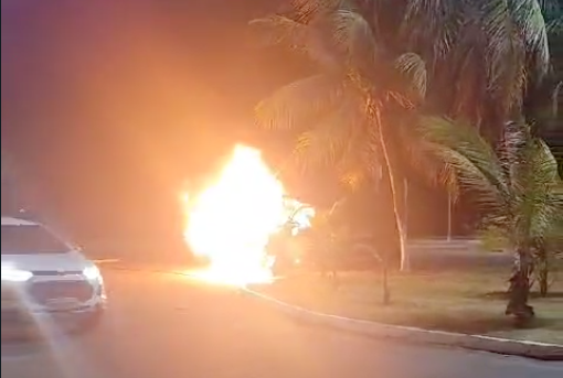 VÍDEO: Pane elétrica causa incêndio em veículo da PM