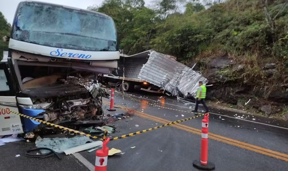 Batida com carreta destrói frente de ônibus e deixa morto e feridos na BR-116, em MG;