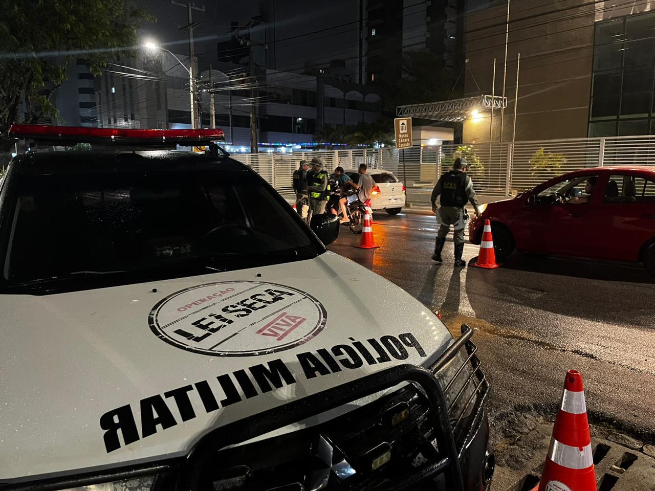 EMBRIAGADO, IDOSO EMPREENDE FUGA PELA CONTRA MÃO E TERMINA PRESO PELA LEI SECA NA ZONA LESTE DE NATAL