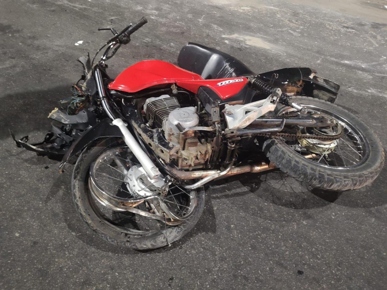 JOVEM PRATICANTE DE GRAU TENTA FUGIR DE BLITZ DA LEI SECA NA ZONA NORTE, PERDE O CONTROLE DO VEÍCULO E SE CHOCA CONTRA POSTE