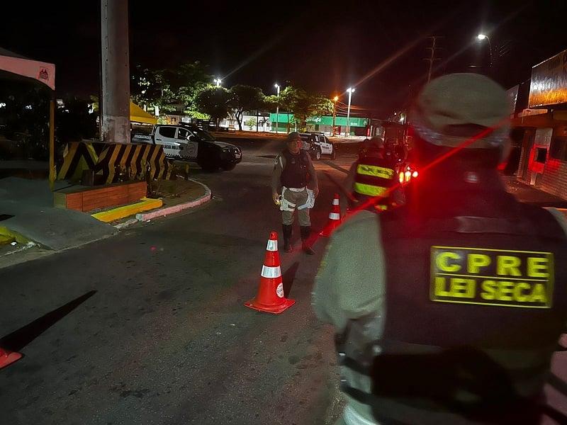 Embriagado e armado, motorista é preso após tentar fugir de blitz pela contramão em Natal