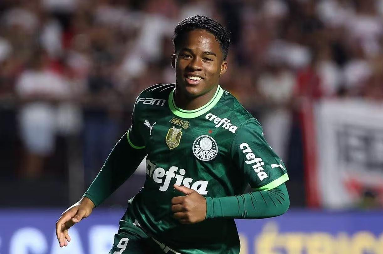 Endrick doa R$ 1 mil a engraxate que o parou para uma foto no Rio: ‘Me dá seu pix’