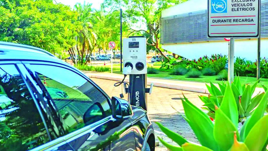 Governo começa a taxar carro elétrico e painel solar importado