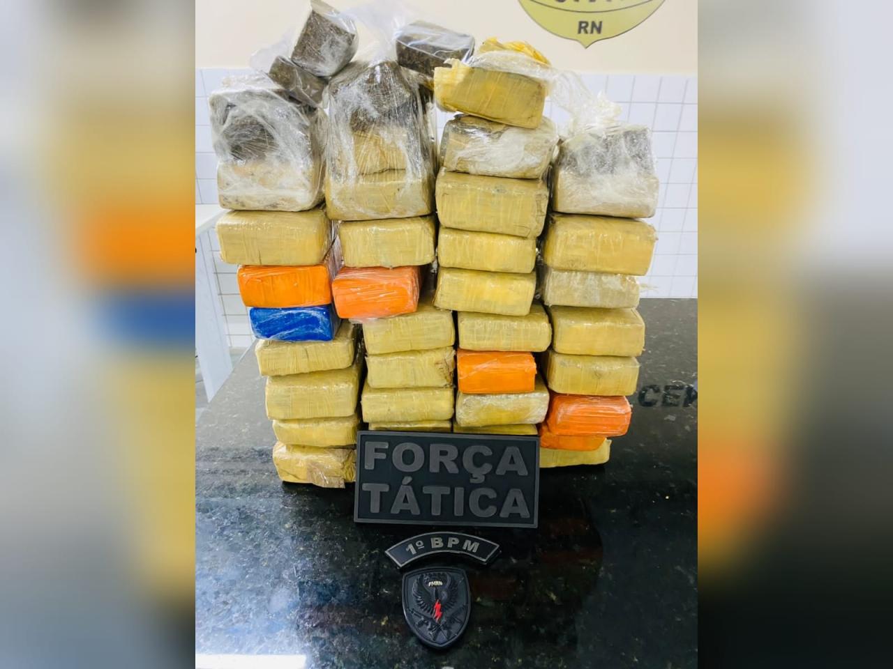 PM percebe movimentação de suspeitos em terreno baldio e apreende mais de 20 kg de drogas em Mãe Luíza