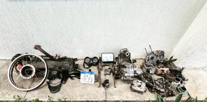 Policiais Militares do 2º Pelotão de Arez apreendem materiais em possível desmanche de motocicletas
