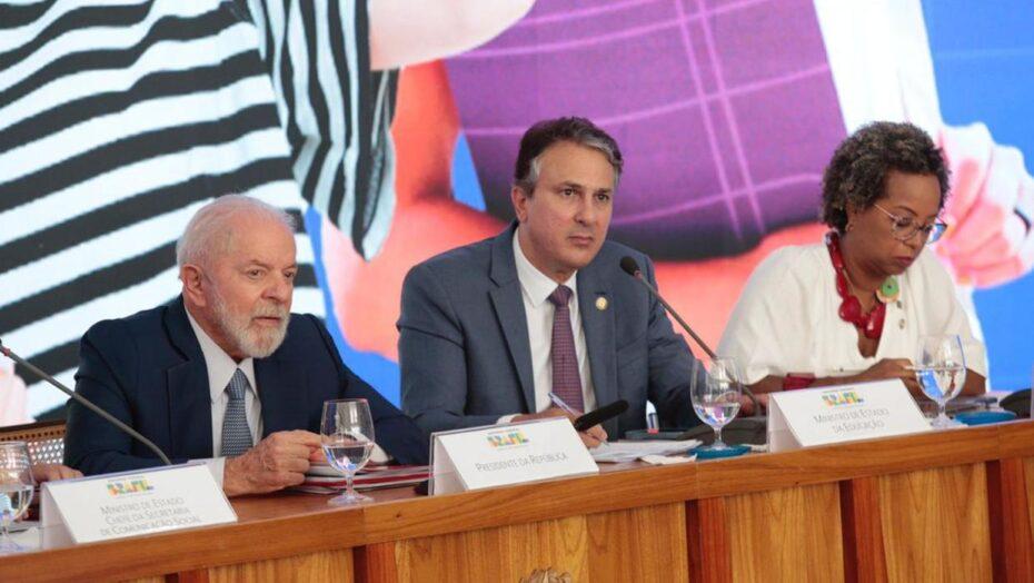 Programa Pé-de-Meia: alunos do ensino médio público vão receber R$ 3 mil por ano, diz ministro