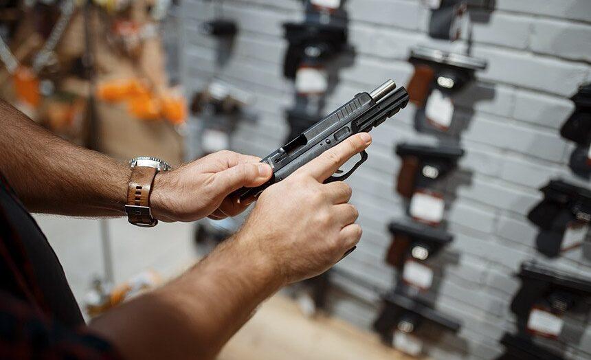 Registro de novas armas para defesa pessoal cai em 2023 e chega ao menor número desde 2004