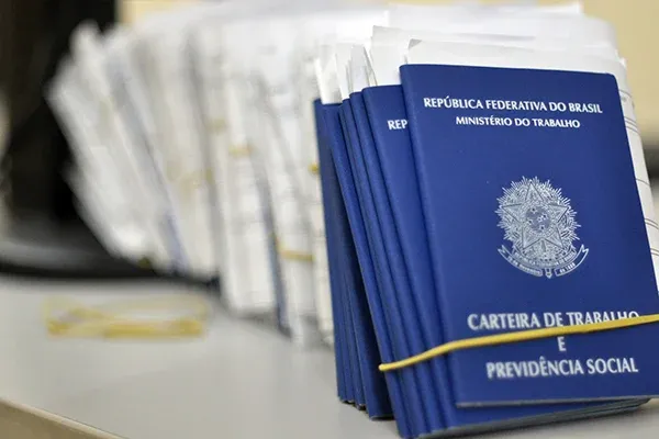 Taxa de desemprego fica em 7,4% no trimestre até dezembro, afirma IBGE