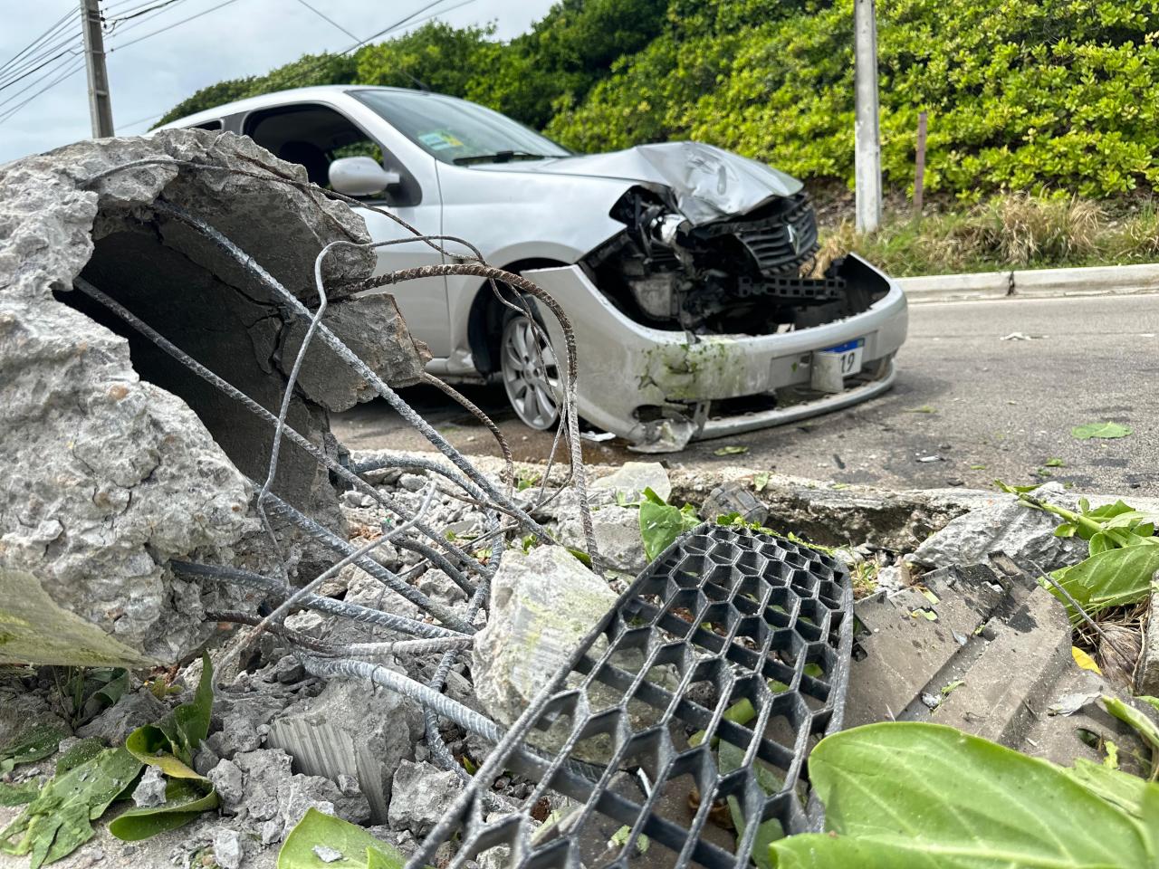 Veículo colide com poste na Via Costeira em Natal