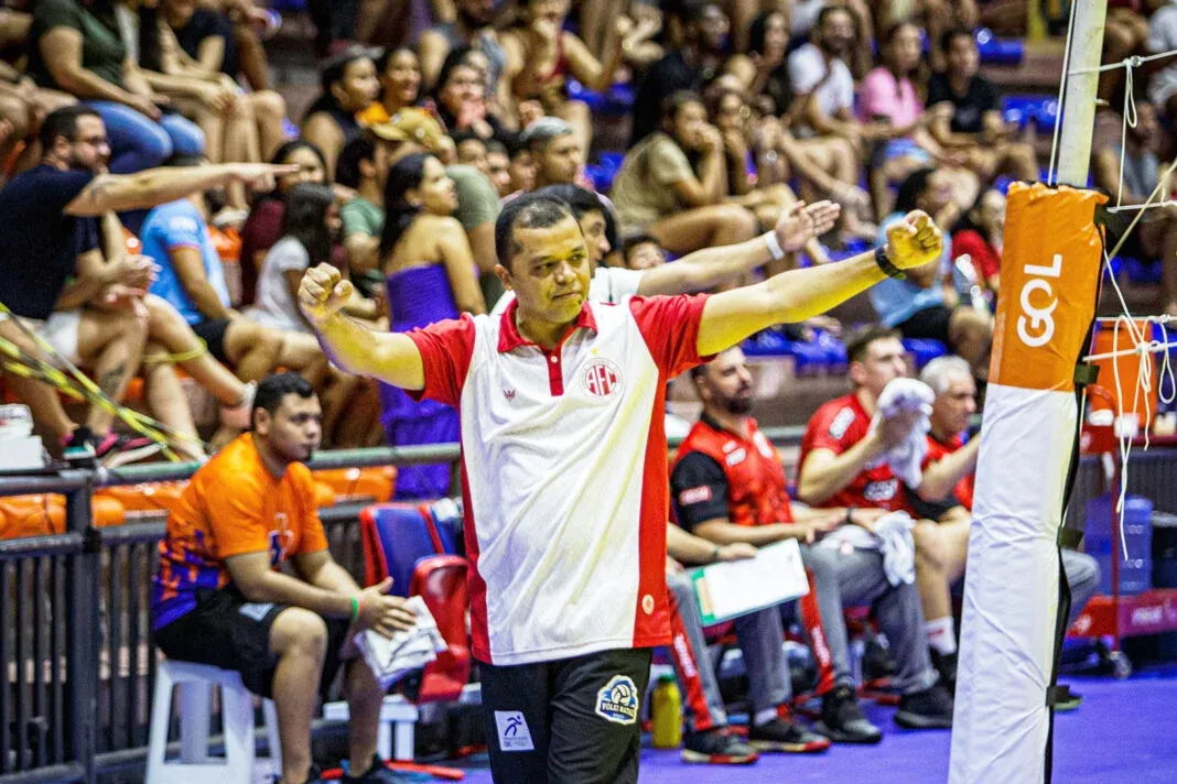 Alvirrubro encosta no pelotão que briga por vaga no playoff