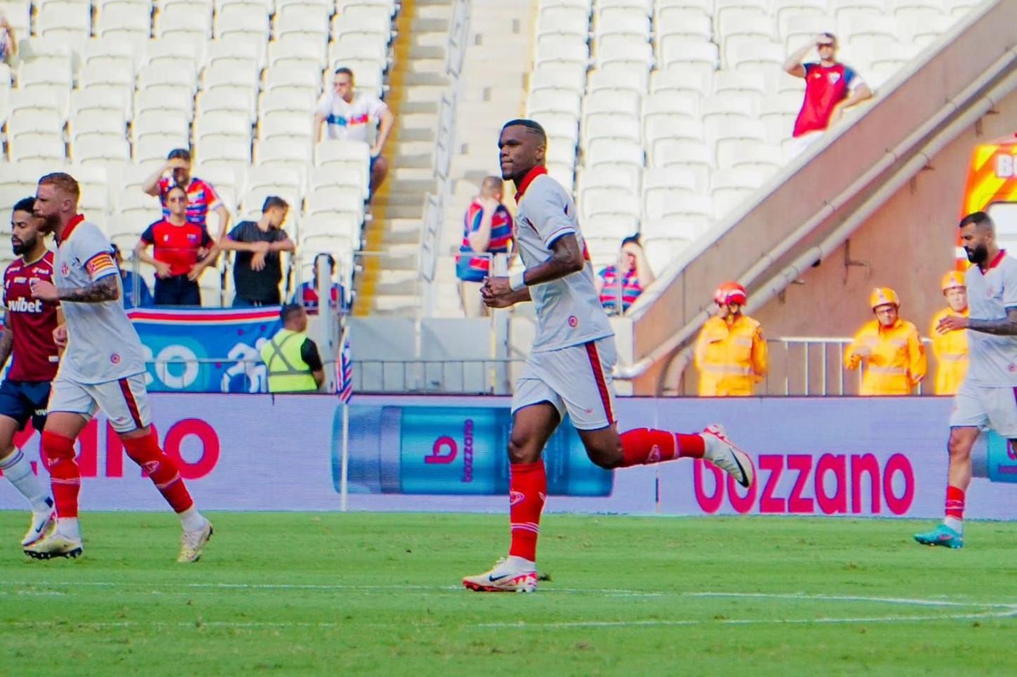 América protesta contra a arbitragem e pede VAR dentro da fase de grupos