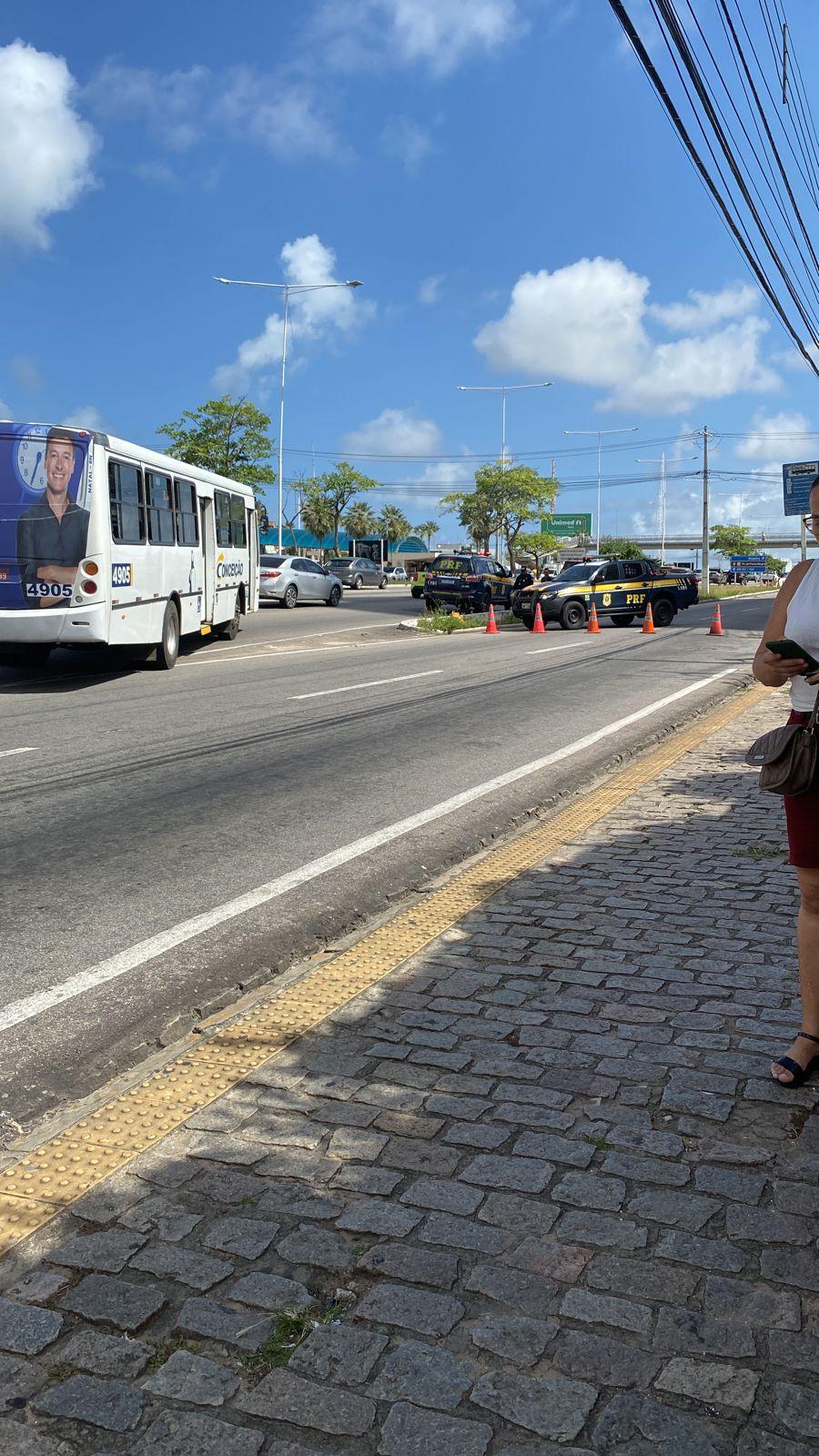 Rompimento de tubulação interdita trecho da marginal da BR-101 em Natal; veja