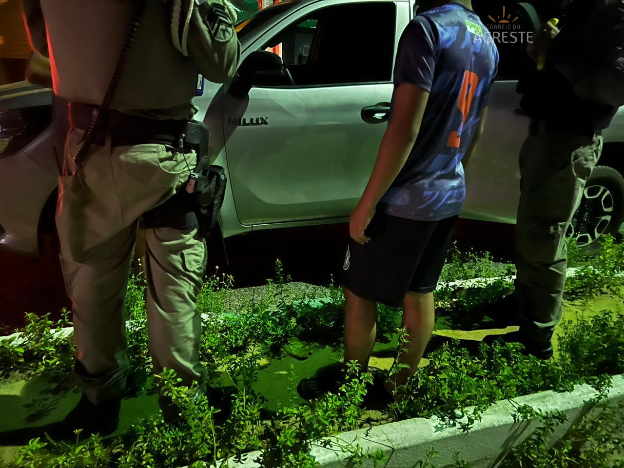 Homem é preso por colocar filho de 13 anos para dirigir veículo em Natal