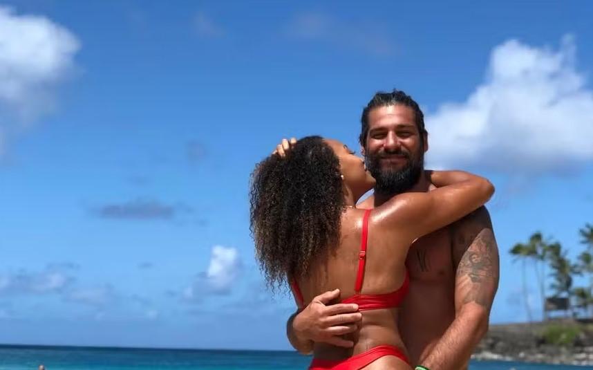 Sheron Menezzes ganha mão boba do marido em praia no Havaí: 'Meu Aquaman'