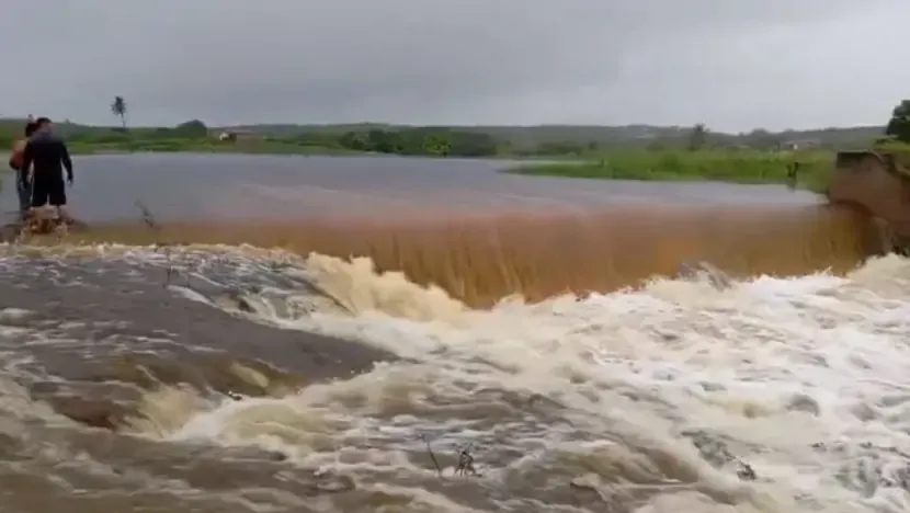 Chuvas intensas causam isolamento em povoados rurais de Currais Novos