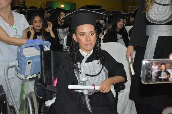 Internada com doença neurológica, jovem realiza desejo e vai a colação de grau em Natal