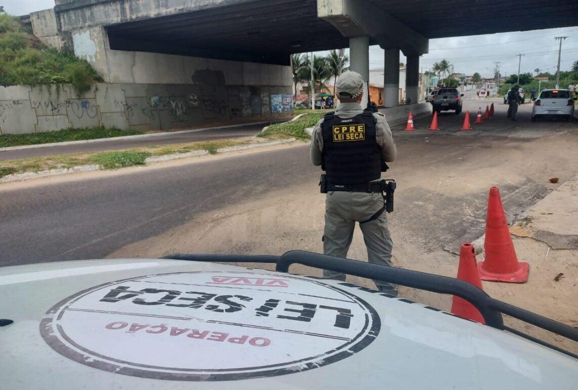 Lei Seca autua 13 condutores e prende homem por dirigir embriagado