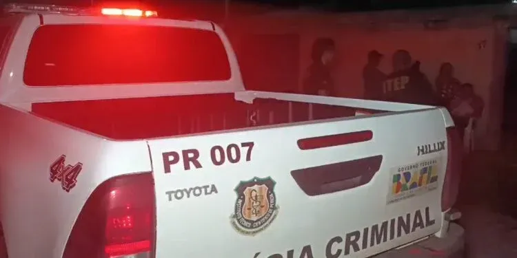 Motorista de aplicativo morre após manusear extensão ‘descascada’