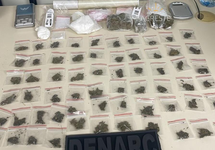 Polícia Civil apreende maconha e cocaína na Vila de Ponta Negra