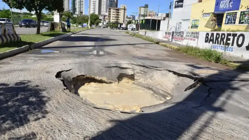 Rompimento de adutora interdita trânsito na Prudente de Morais e deixa 10 bairros sem água