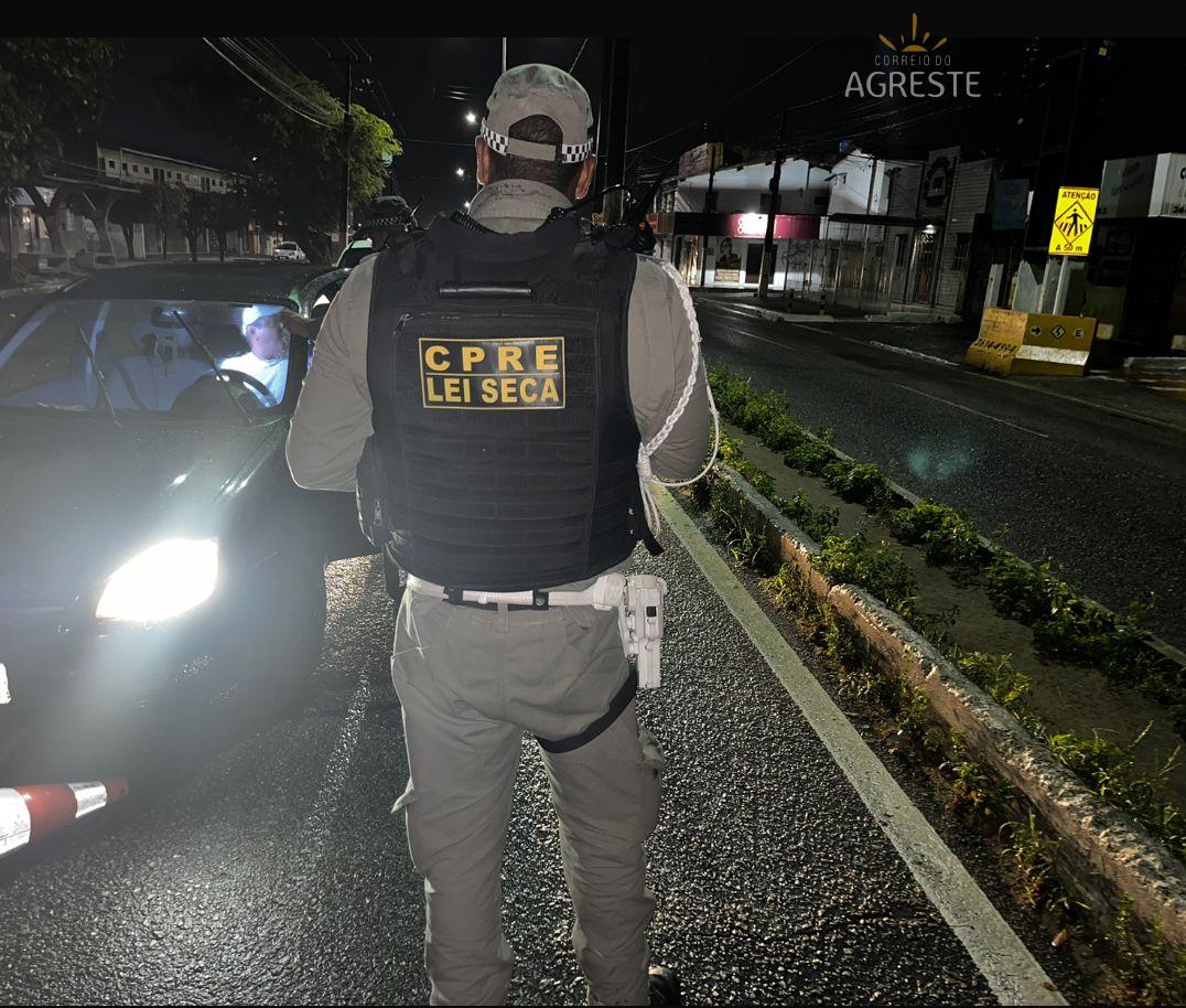 CONDUTOR EMBRIAGADO QUASE ATROPELA POLICIAIS DURANTE BLITZ DA LEI SECA NA ZONA NORTE DE NATAL E TERMINA PRESO