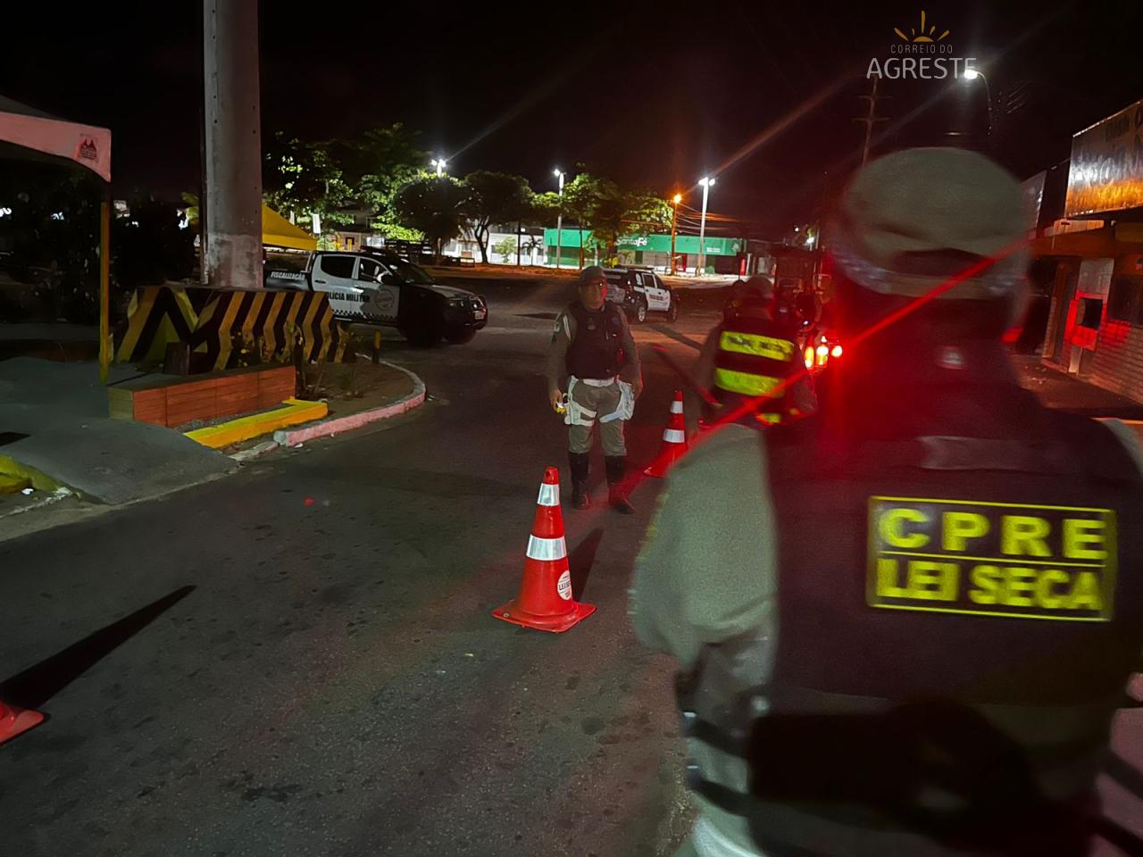 JOVEM É CONTRATADO POR PAI PARA BUSCAR FILHO NA ESCOLINHA DE FUTEBOL E TERMINA PRESO POR DIRIGIR EMBRIAGADO DURANTE BLITZ DA LEI SECA NA ZONA NORTE DE NATAL