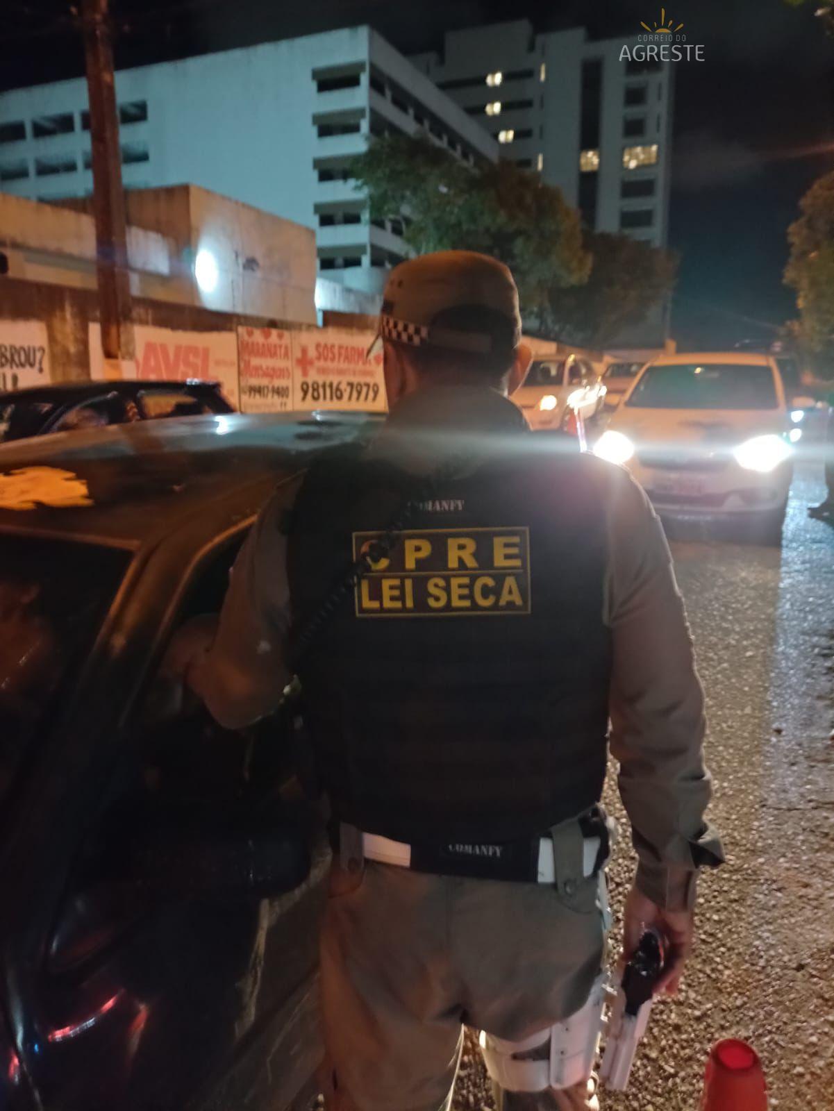 OPERAÇÃO LEI SECA AUTUA CONDUTORES POR DIRIGIR SOB EFEITO DE ÁLCOOL E PRENDE HOMEM EMBRIAGADO NA ZONA OESTE DE NATAL