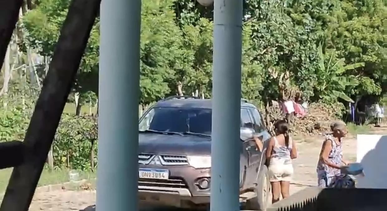 [VIDEO] VEREADOR E PRÉ-CANDIDATO A VICE-PREFEITO, ZÉ LÚCIO É FLAGRADO DISTRIBUINDO MATERIAL PLÁSTICO EM TROCA DE APOIOS POLÍTICOS