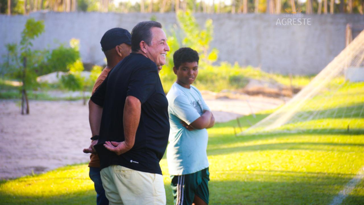 Prefeito Antonio Freire prestigia jogos da Copa Luiz Goleiro em Senador Georgino Avelino
