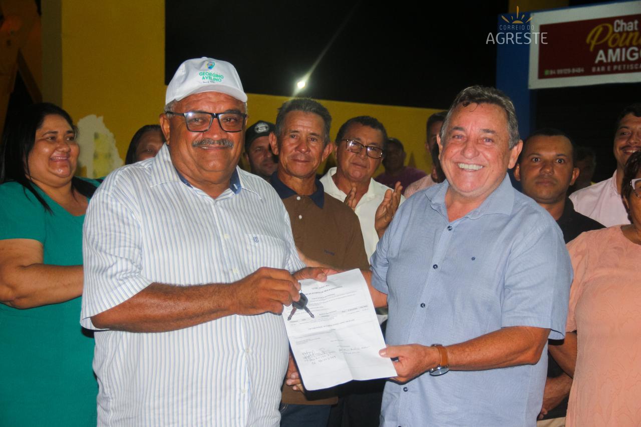 Prefeito Antonio Freire Comemora Recebimento de Escavadeira Zero Km Doada pelo Senador Styvenson Valentim