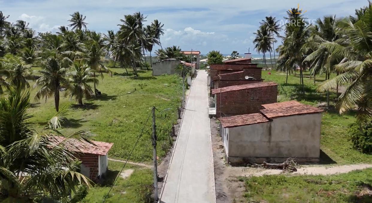 Rua Helena Firmino é pavimentada e beneficia moradores