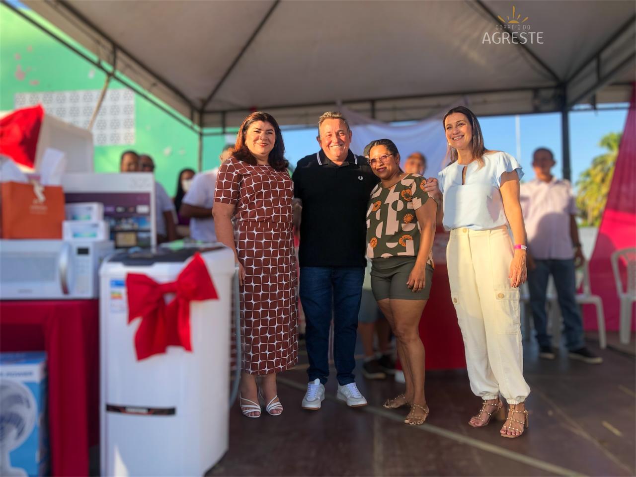 PREFEITO ANTONIO FREIRE REALIZA GRANDE FESTA EM HOMENAGEM AO DIA DAS MÃES EM GEORGINO AVELINO